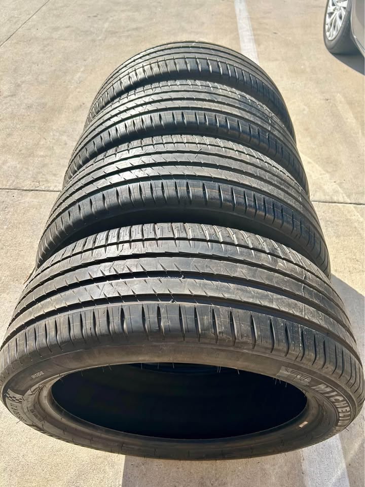 R21, 235/50R21, Michelin